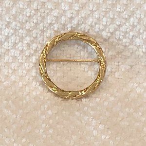 Designer Signed Monet Beautiful Vintage Circle Brooch Rope Look Design Gold Tone